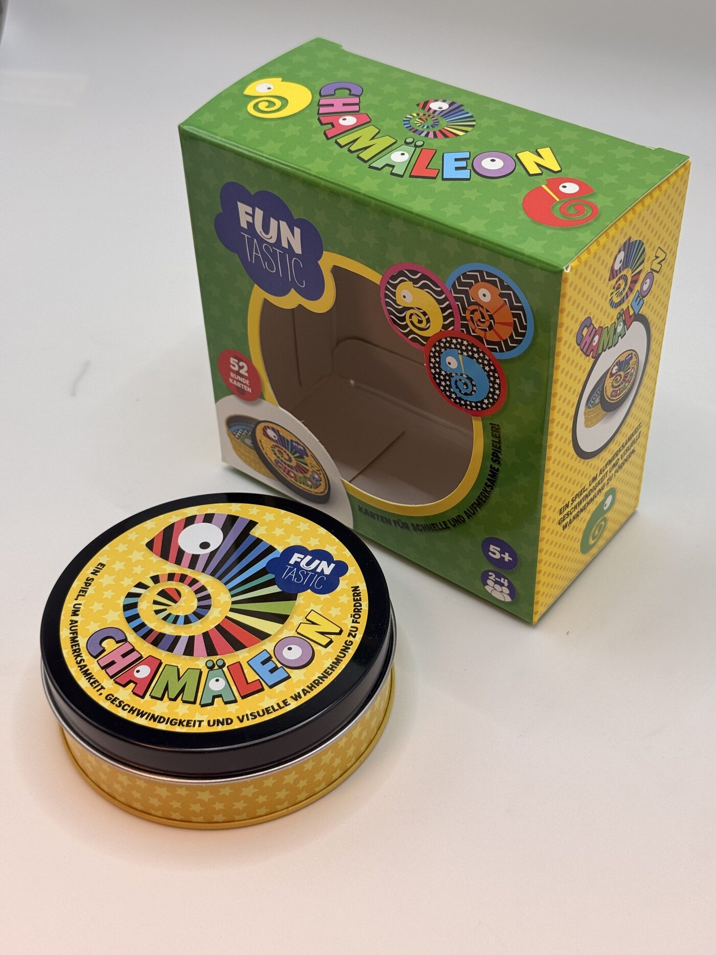 Chamäleon game tin and box on a table